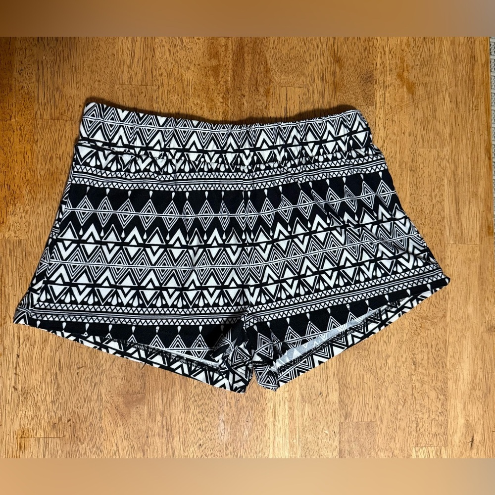Bobbie Brooks Black and White Athletic Shorts Geometric Pattern‎